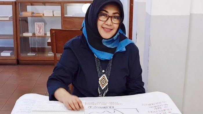 JADI TERSANGKA - Dokter Tifauzia Tyassuma alias Dokter Tifa ditetapkan jadi tersangka kasus tudingan ijazah palsu Mantan Presiden RI Joko Widodo,  Jumat (7/112025).