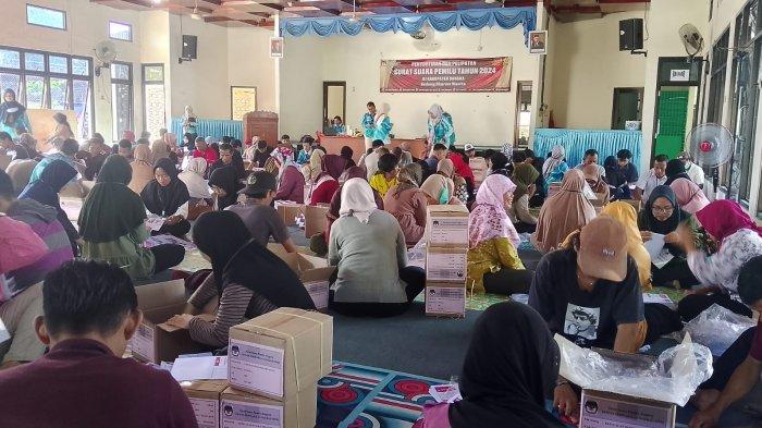 KPU Bangka Mulai Sortir dan Lipat Kertas Suara, Rohimah Senang Upahnya Bisa Bantu Suami Beli Beras