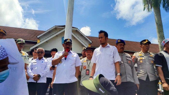 Bupati Belitung Bahas Kewenangan Saat Temui Massa Aksi Damai Buntut Konflik dengan PT Foresta