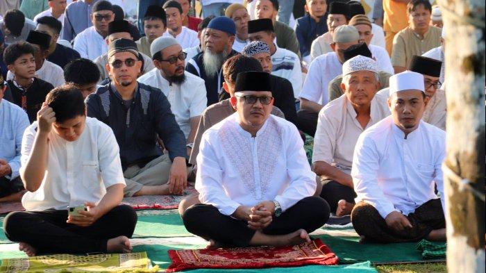 Perdana, Pj Bupati Yuspian Salat Idul Fitri di Kantor Bupati Belitung dan Open House Sampai Malam - 20240410_Salat_Ied_Halaman_Kantor_Bupati_Belitung_02.jpg