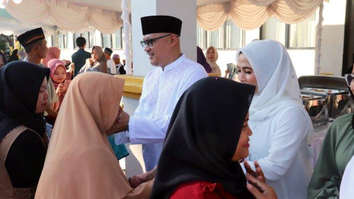 Perdana, Pj Bupati Yuspian Salat Idul Fitri di Kantor Bupati Belitung dan Open House Sampai Malam - 20240410_Salat_Ied_Halaman_Kantor_Bupati_Belitung_03.jpg