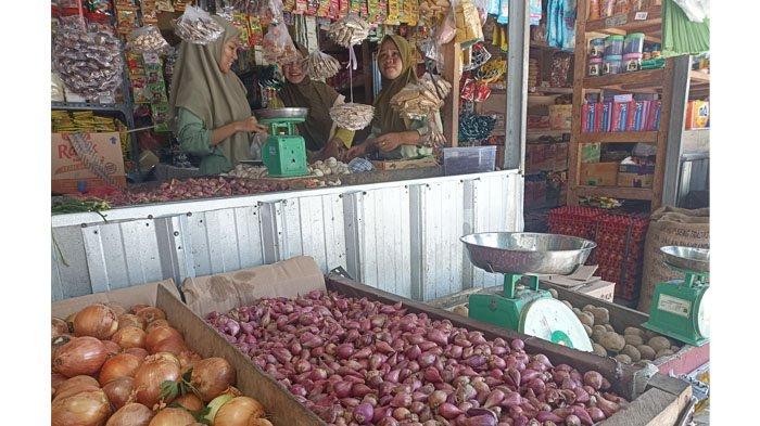 Harga Bawang Masih Tinggi, Distributor di Pasar Mentok Mengeluh