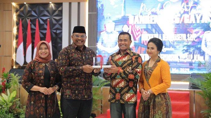Pj Gubernur Babel Safrizal dan Safriati Hadiri Acara Pisah Sambut Danrem 045 Gaya