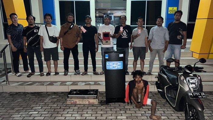 Kawanan Pembobol Rusong Gasak Uang Beserta Barang Berharga Senilai Rp1 Miliar di Pangkalpinang - 20240722-Para-pelaku-beserta-barang-bukti-saat-berhasil-diamankan.jpg