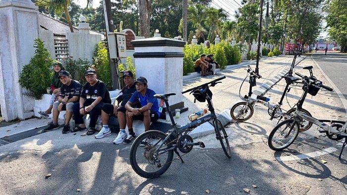 Sukirman dan Istri Ramaikan CFD di Kota Mentok, Beri Apresiasi ke Komunitas yang Berpartisipasi - 20240728-Bupati-Bangka-Barat-H-Sukirman-beserta-isteri-Ibu-Hj-Rosmala-1.jpg