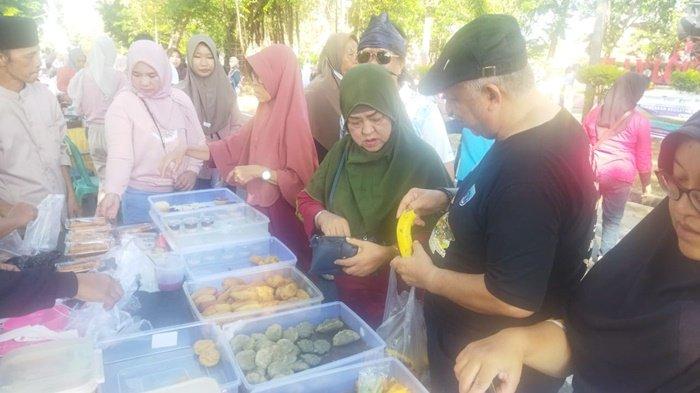 Sukirman dan Istri Ramaikan CFD di Kota Mentok, Beri Apresiasi ke Komunitas yang Berpartisipasi - 20240728-Bupati-Bangka-Barat-H-Sukirman-beserta-isteri-Ibu-Hj-Rosmala.jpg