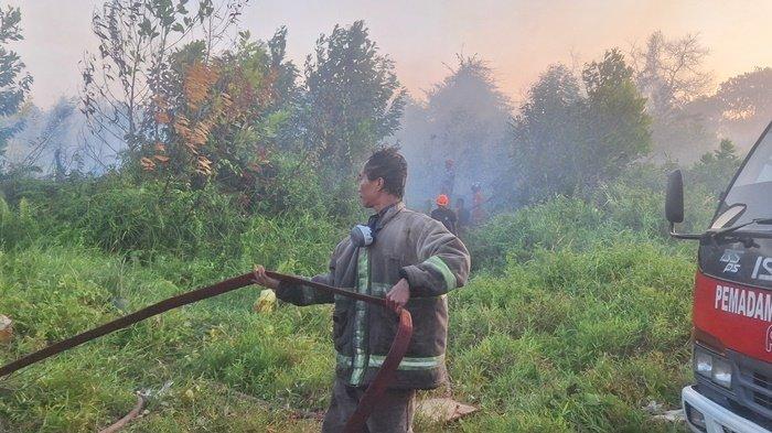 8 Kendaraan Damkar Padamkan Api di Sekitar Kantor Pengujian Kendaraan Bermotor Kota Pangkalpinang