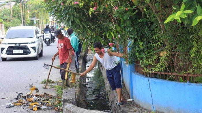 Gotong Royong di Kawasan Bersejarah Jalan Balai, Pj Wali Kota Budi Ajak Warga Jaga Warisan Budaya - 20240917-Penjabat-Pj-Wali-Kota-Pangkalpinang-Budi-Utama-1.jpg
