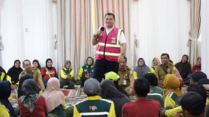 Pj Wali Kota Pangkalpinang Budi Ajak Petugas Kebersihan Curhat di Rumah Dinas - 20240924-Diskusi-bersama-Pj-Wali-Kota-Pangkalpinang-Budi-Utama-2.jpg