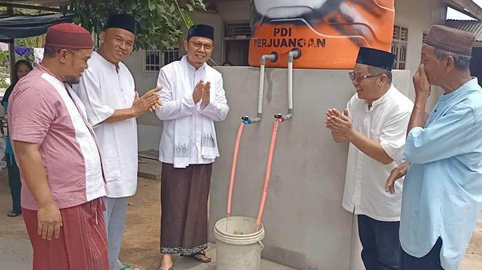 Paslon Berlian Distribusikan Air Bersih di Desa Lampur, Siap Bantu 1 Titik Sumur Lagi