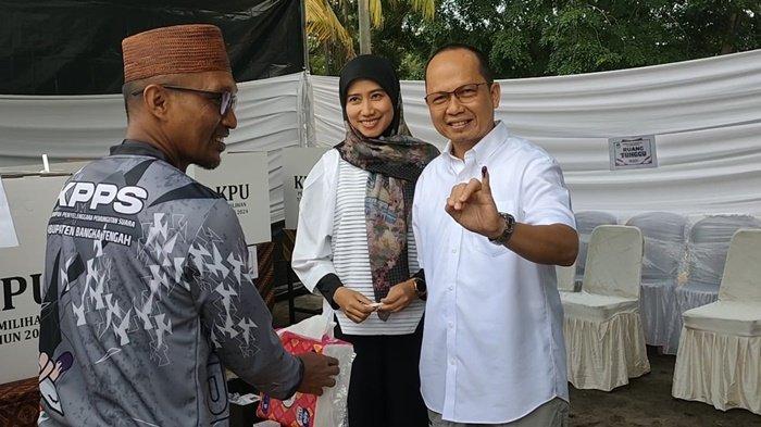 Algafry Rahman Tunaikan Hak Pilih di TPS 003 Kelurahan Arungdalam, Kompak Putih-putih Bersama Istri