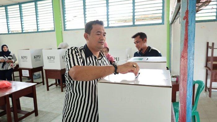 Kenakan Baju Blaster Hitam Putih, Pj Wali Kota Pangkalpinang Budi Utama Mencoblos di TPS 4 Ampui