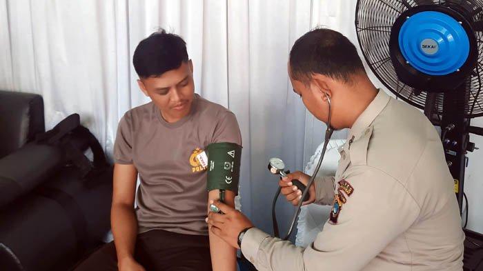 Operasi Lilin Menumbing, Personel Polres Babar di Pelabuhan Tanjungkalian Diperiksa Kesehatan - 20241228_Periksa-Personil-02.jpg