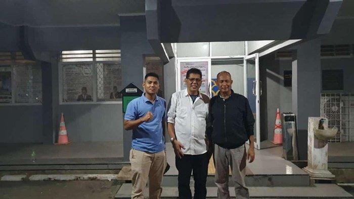 TAHANAN KOTA -- Tim penasihat hukum didampingi putra sulung terdakwa Marwan, ketika menjemput terdakwa di Lapas Kelas IIA Pangkalpinang setelah majelis hakim mengabulkan penahanan Kota terhadap terdakwa Marwan, Selasa (4/2/205) kemarin,