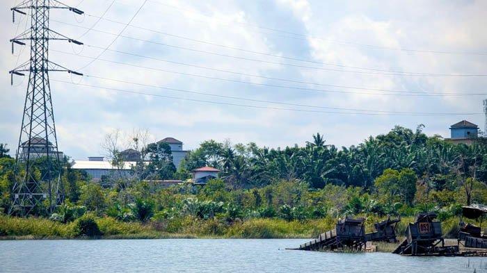 Lokasi Tower SUTT 150kV PLN di sekitar sungai Marbuk  Desa Nibung. Terlihat bekas  aktivitas penambangan masyarakat yang terancam berpotensi menggangu keamanan jaringan listrik.