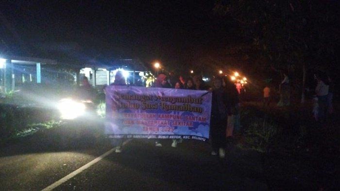Meriah, Pawai Obor Sambut Ramadhan di Kampung Bantam Belinyu