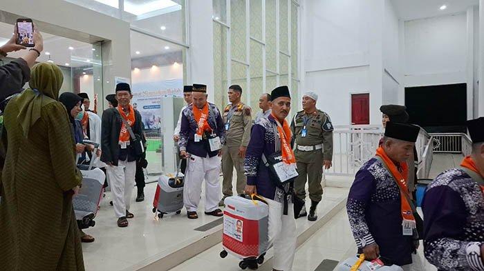 Kloter 8 Calon Jemaah Haji Diberangkatkan, Ketua Kloter Pastikan Kondisi Jemaah Dalam Keadaan Sehat