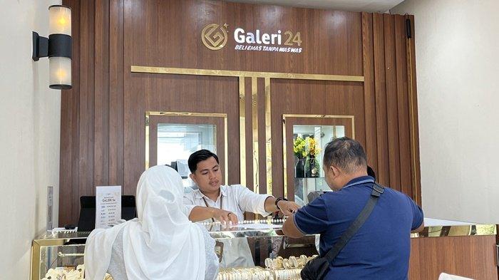 EMAS DI GALERI24 --  Masyarakat saat melihat koleksi emas di Galeri 24 Pangkalpinang, Jumat (13/6/2025).