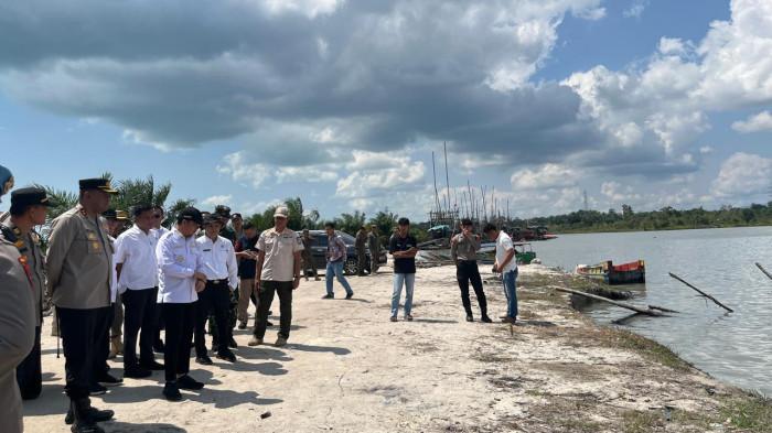 TAMBANG ILEGAL - Tim gabungan dari unsur Forum Koordinasi Pimpinan Daerah (Forkopimda) Kabupaten Bangka Tengah, saat mendatangi Kolong Marbuk-Kenari, di Kecamatan Koba, pada Rabu (23/7/2025).