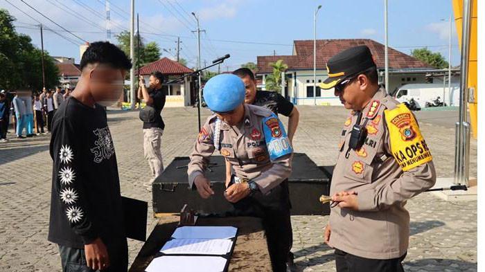 GENG MOTOR -- Kapolresta Pangkalpinang Kombes Pol Max Mariners, saat memimpin apel pembubaran geng motor dihalaman Mapolresta, Jumat (1/8/2025)