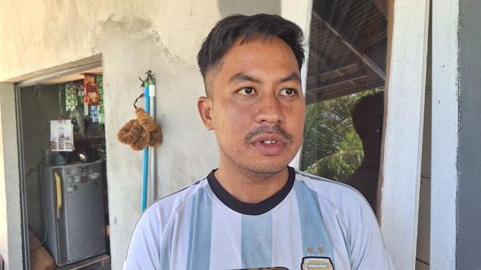 KERUSAKAN RUMAH -- Satu staf PT TBN, Septiandi saat melakukan survei langsung terhadap kerusakan rumah milik masyarakat Desa Air Mesu Timur, pada Jumat (1/8/2025).