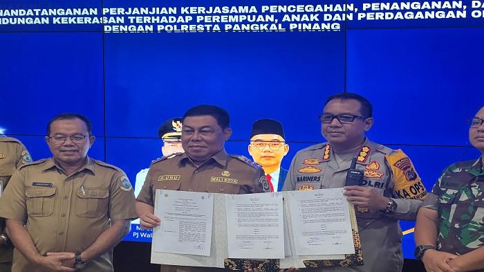 KERJASAMA -- Kapolresta Pangkalpinang Max Mariners saat melakukan penandatanganan kerjasama dengan Pemkot Pangkalpinang, Selasa (5/8/2025).