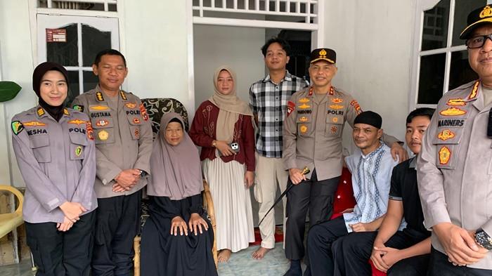POLDA BABEL -- Kapolda Babel Irjen Pol Hendro Pandowo, didampingi Kapolresta Pangkalpinang saat membesuk anggotanya yang sakit di Kelurahan Opas, Kota Pangkalpinang, Selasa (5/8/2025).