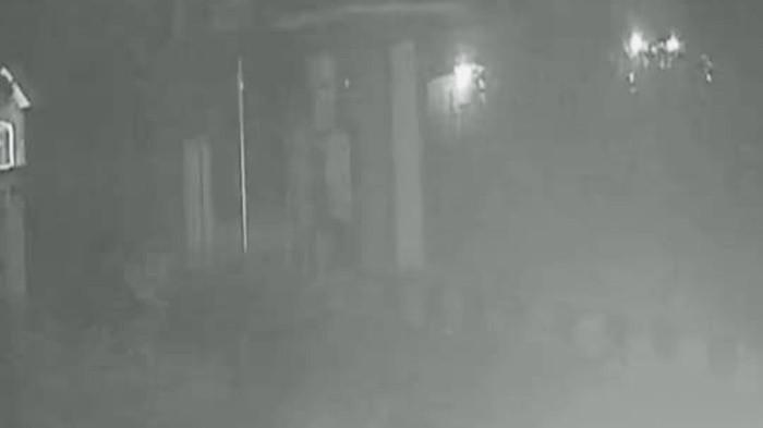 TEREKAM CCTV - Tangkapan layar rekaman CCTV ATM Bank SumselBabel Puskesmas Sinar Baru Sungailiat dengan kondisi lampu padam diduga dirusak oleh pelaku saat melakukan aksi pembobolan.