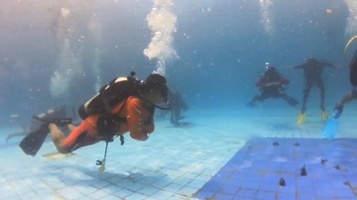 PELATIHAN -- Kansar melaksanakan kegiatan latihan SAR beregu dibawah permukaan air, Rabu (6/8/2025).