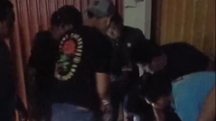DITANGKAP -- Tim gabungan Polda Babel dan Polresta Pangkalpinang saat mengamankan satu di antara dua terduga pelaku penyiraman air keras di depan Apotik K-24 Kelurahan Tua Tunu, Kota Pangkalpinang, Sabtu (16/8/2025).