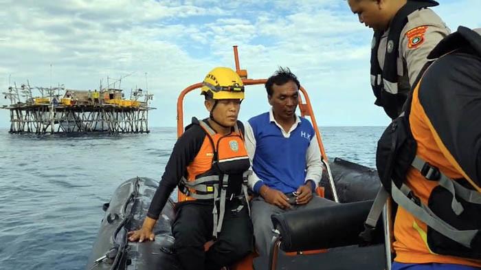 HAMZAH DIEVAKUASI - Kondisi Hamzah saat dievakuasi oleh tim gabungan, Senin (18/8/2025) sore setelah sebelumnya dia terombang-ambing dan terdampar di bagan Perairan Tuing, Mapur sejak Jumat (15/8/2025).