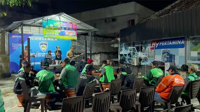 Puluhan driver Ojol hadir di acara Ngobrol Santai Bareng Ojol yang digelar di Sekretariat Ikatan Motor Indonesia (IMI) Bangka Belitung, Jalan Surabaya, Kota Pangkalpinang, Minggu (17/8/2025) malam. Di acara itu, IMI Babel melaunching fasilitas ngopi gratis 24 jam untuk para Ojol di Sekretariat IMI Babel.