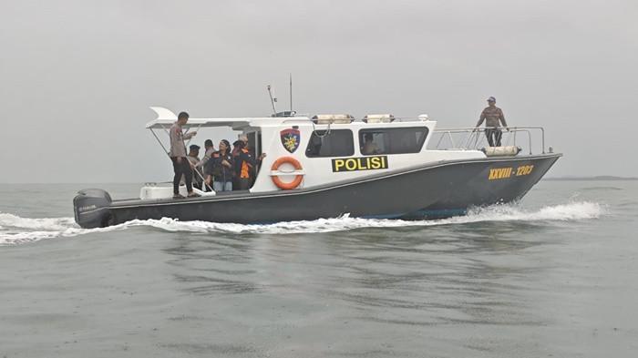 Kapolres Belitung AKBP Sarwo Edi Wibowo bersama rombongan melakukan penyisiran di perairan laut Tanjungpandan pada Selasa (19/8/2025). 