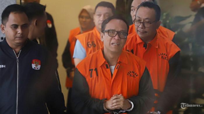 DITETAPKAN JADI TERSANGKA - Wakil Menteri Ketenagakerjaan (Wamenaker) Immanuel Ebenezer alias Noel bersama 10 tahanan lainnya mengenakan rompi orange dan tangan terborgol berjalan menuju ruang konferensi pers di Gedung Komisi Pemberantasan Korupsi (KPK), Jakarta Selatan, Jumat (22/8/2025). Mereka jadi tersangka terkait kasus dugaan pemerasan pengurusan sertifikat Keselamatan dan Kesehatan Kerja (K3) di Kementerian Ketenagakerjaan.