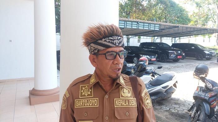 GAYA NYENTRIK -- Sartojoyo, Kades Simpang Tiga, terlihat tampil beda dengan menggunakan rambut wig. Seperti layaknya rambut di film kartun Naruto, foto diambil, Selasa (26/8/2025).