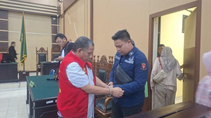 DUGAAN KORUPSI -- Terdakwa Aswan (rompi tahanan), dikawal ketat pegawai Kejari Bangka, saat berada di Pengadilan Negeri Pangkalpinang, Kamis (28/8/2025).