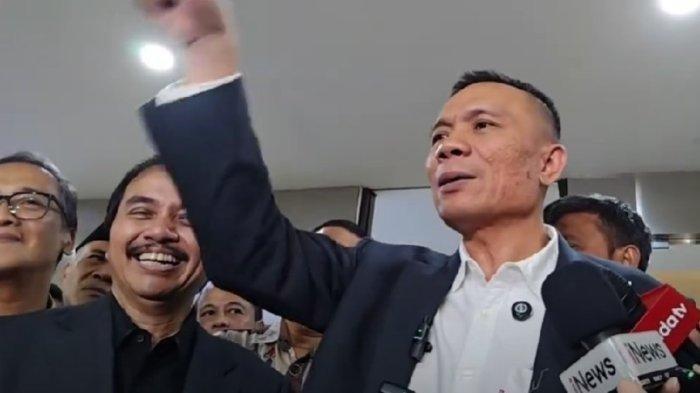 POLEMIK IJAZAH JOKOWI - Rismon Sianipar merasa gelar perkara khusus ijazah Jokowi ini dimenangkan oleh kubunya. Ia menantang polisi memeriksa Paiman Raharjo. -- Gelar perkara khusus terkait tudingan ijazah palsu Presiden ke-7 RI Joko Widodo (Jokowi), di Mabes Polri, Rabu (9/7/2025) dihadiri dua pihak yang berperkara dan telah rampung.