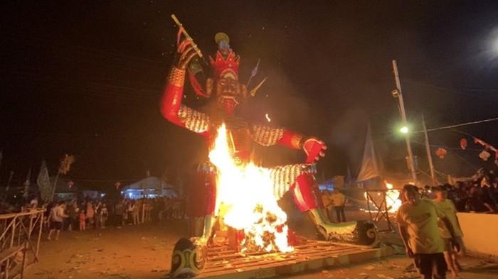 Langit Merawang Menyala Membakar Dewa Raksasa demi Tradisi Suci