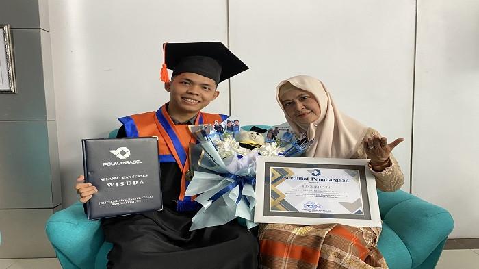 BEASISWA KE TAIWAN- Reddy Ibrachim, wisudawan terbaik dan IPK tertinggi saat berfoto bersama sang ibunda usai wisuda Polman Babel periode ke-29, Rabu (10/9/2025). Reddy bakal melanjutkan pendidikan S2 melalui beasiswa ke National Taipei University of Business (NTUB), Taiwan
