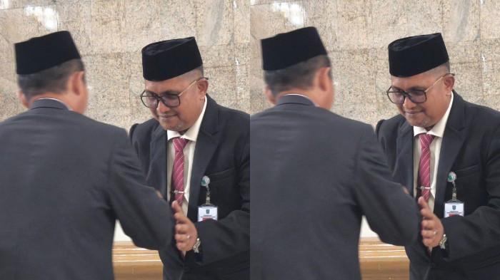 SEKDA MARZUKI DILANTIK - Sekretaris Daerah Kabupaten Belitung Marzuki saat menerima ucapan selamat dari tamu undangan yang hadir pada acara pelantikan, Selasa (9/9/2025).