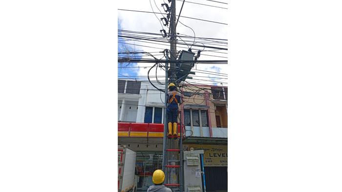 Petugas PLN Icon Plus SBU Regional Sumatera Bagian Selatan saat melakukan penataan dan penertiban pemanfaatan aset ketenagalistrikan (P3AK).