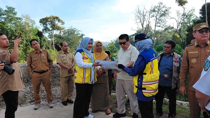 GUBERNUR PENINJUAN - Gubernur Provinsi Kepulauan Bangka Belitung Hidayat Arsani didampingi Bupati Belitung Timur, Kamarudin Muten, bersama Kepala BPJN Bangka Belitung, Susan Novelia, dan pimpinan OPD terkait melakukan peninjauan jembatan Aik Ruak di Simpang Tiga, Simpang Renggiang, Belitung Timur, pada Selasa (23/9/2025)