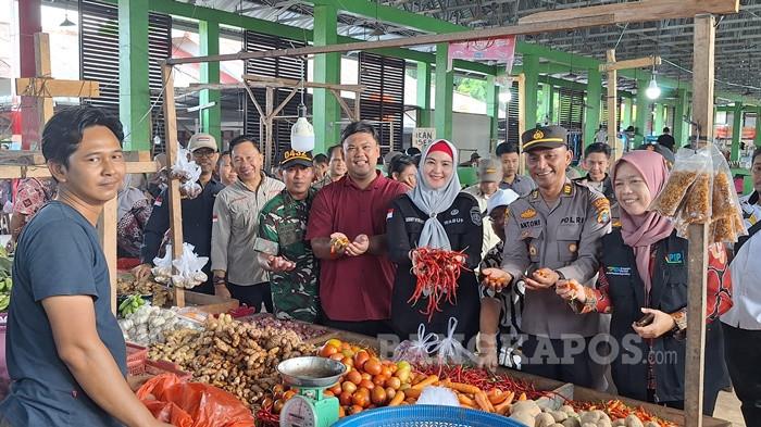 FOTO BERSAMA -- Wakil Bupati Bangka Selatan, Debby Vita Dewi bersama jajaran Forkopimda Kabupaten Bangka Selatan ketika foto bersama dengan pedagang saat melakukan sidak Pasar Terminal Toboali, Kamis (25/9/2025). Hasilnya beberapa komoditas bahan pokok mengalami penurunan harga.