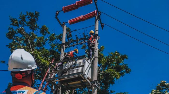Ilustrasi petugas PLN secara rutin melakukan pemeliharaan infrastruktur untuk menjaga keandalan pasokan listrik bagi masyarakat.