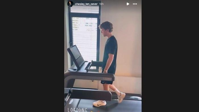 LATIHAN TREADMILL - Striker Timnas Indonesia Ole Romeny latihan berjalan di atas treadmill. Pemain klub Oxford Inggris ini mengalami cedera parah pada engkel kaki saat pertandingan melawan Arema FC pada 10 Juli 2025, dalam laga terakhir fase grup Piala Presiden 2025.