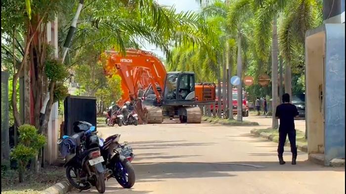 JELANG KUNJUNGAN PRESIDEN - Suasana di pintu gerbang kawasan smelter PT Tinindo Internusa, Kecamatan Bukitintan, Kota Pangkalpinang, Provinsi Kepulauan Bangka Belitung, Sabtu (4/10/2025). Presiden RI Prabowo Subianto direncanakan mengunjungi tempat peleburan timah itu pada Senin (6/10/2025) mendatang.