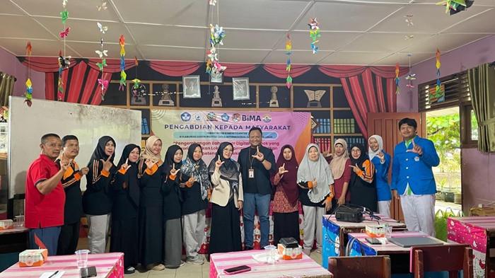 Mika Andika, M.pd dan Tim saat memberikan pelatihan dan Materi pembuatan bahan ajar Berbasis Flipbook