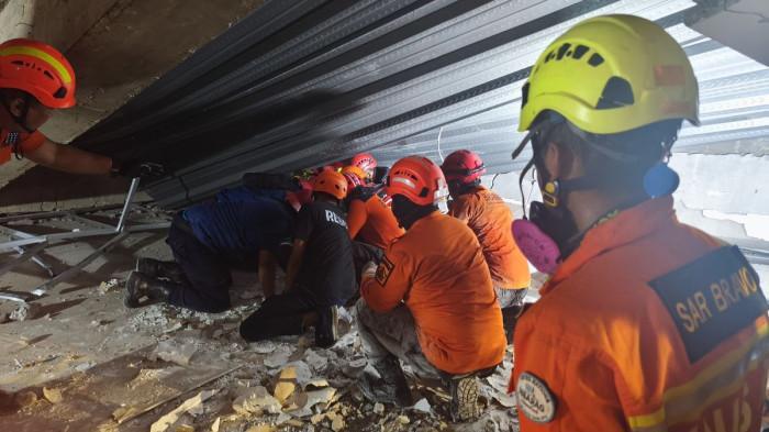 EVAKUASI KORBAN - Petugas SAR Gabungan mengevakuasi korban reruntuhan bangunan Ponpes Al-Khoziny Sidoarjo, Jawa Timur, Selasa (30/9/2025). Tangis haru pecah di RSUD Notopuro, Kabupaten Sidoarjo, saat keluarga mendapati Alfatih Cakrabuana, santri asal Bangkalan, berhasil diselamatkan dari reruntuhan musala.