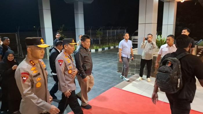 KUNJUNGAN PRESIDEN - Gubernur Bangka Belitung Hidayat Arsani saat menyambut kedatangan Kapolri Jenderal Listyo Sigit di Bandara Depati Amir Kota Pangkalpinang, Minggu (5/10/2025). Kedatangan Kapolri ke Babel ini diketahui merupakan bagian dari kunjungan Presiden Prabowo Subianto ke Babel pada Senin (6/10/2025).
