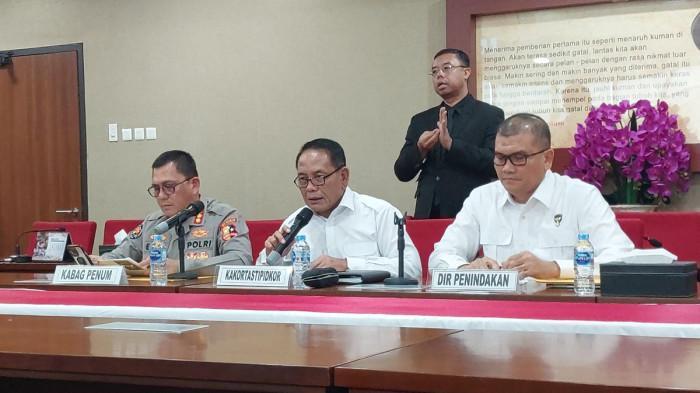 EMPAT TERSANGKA KORUPSI - Kakortas Tipidkor Polri Irjen Cahyono Wibowo menetapkan empat orang tersangka kasus dugaan korupsi pembangunan pembangkit listrik tenaga uap (PLTU) 1 Kalimantan Barat 2x50 megawatt, Kabupaten Mengkawah, Kalimantan Barat, tahun 2008-2018. Keterangan disampaikan di Gedung Bareskrim Polri, Jakarta Selatan, Senin (6/10/2025).